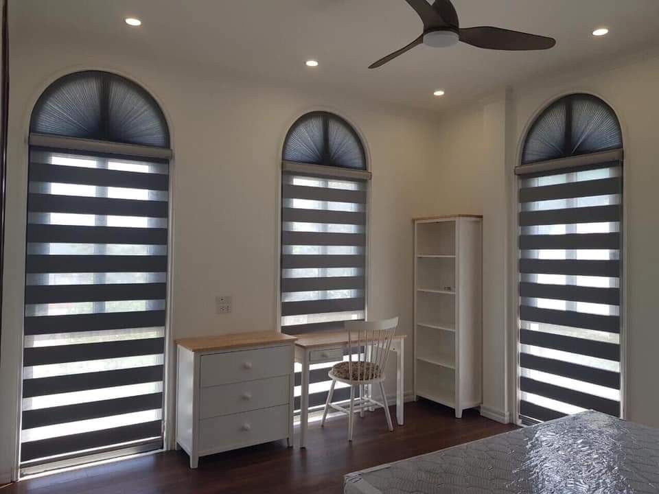 Đây là sự lựa chọn tuyệt vời mang lại phong cách sang trọng hiện đại cùng khả năng vận hành linh hoạt trong điều chỉnh ánh sáng mẫu rèm cầu vồng