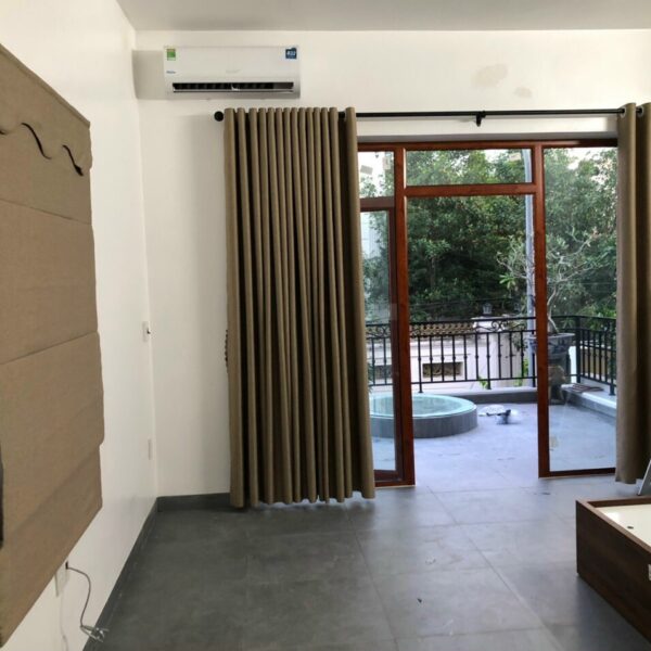 Mành cửa roman kẹp màu trắng kem sang trọng tinh tế