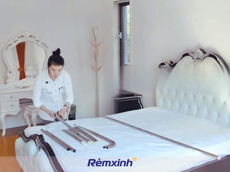 Chuẩn bị dụng cụ để lắp màn khung phòng ngủ
