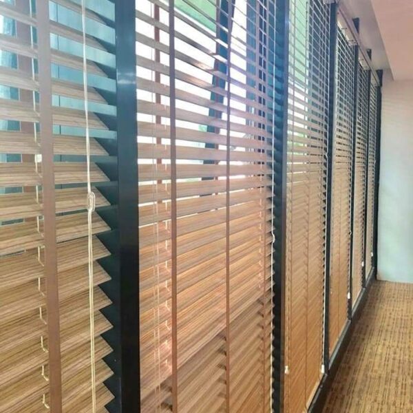 Rèm gỗ lắp cửa chính