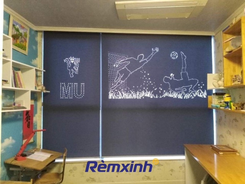 Rèm khắc laser che phòng ngủ – ánh sáng dịu nhẹ, hoa văn mềm mại mang lại cảm giác thư giãn.