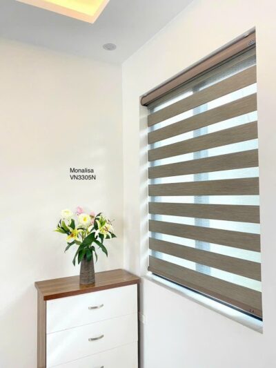 Rèm cầu vồng che bàn thờ