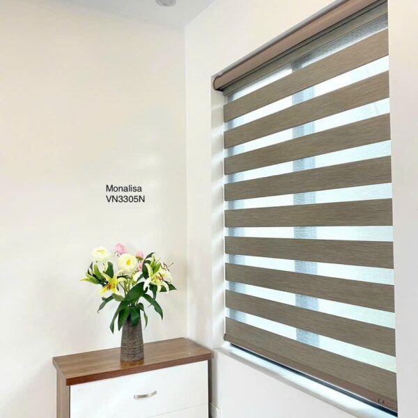 Rèm cầu vồng che bàn thờ