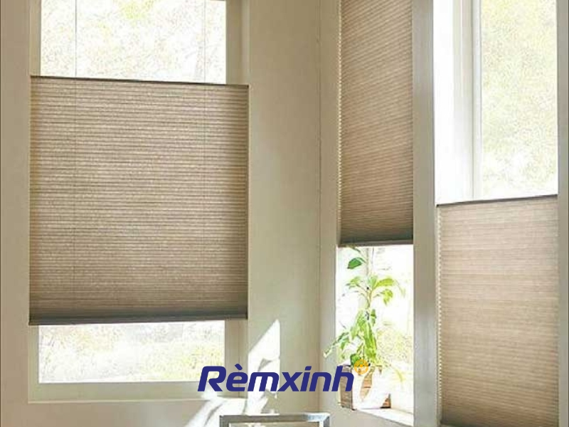 Rèm tổ ong có khả năng chống nắng, cản sáng, và ngăn lạnh vượt trội
