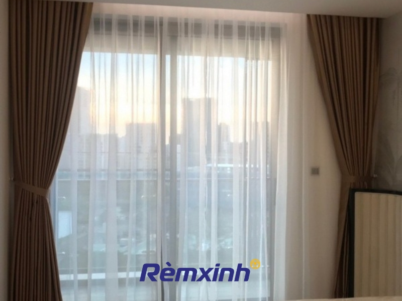 Rèm cửa giúp che ánh sáng và trang trí không gian sống.
