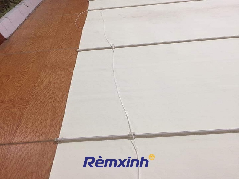Lắp dây cẩn thận để rèm hoạt động trơn tru, dễ kéo lên xuống.