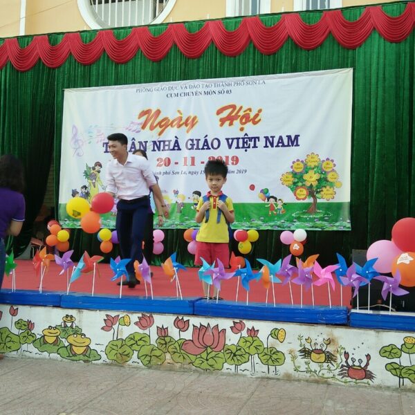 Lắp phông rèm hội trường cho trường học