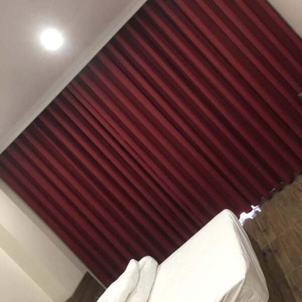 Rèm cửa màu đỏ cho không gian thêm sang trọng rực rỡ