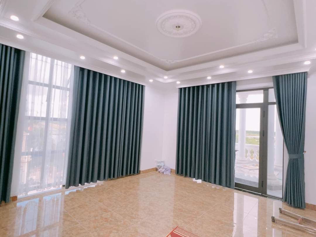 Rèm cửa 2 lớp được thiết kế với hai lớp vải khác nhau, giúp tăng cường khả năng kiểm soát ánh sáng và cách nhiệt