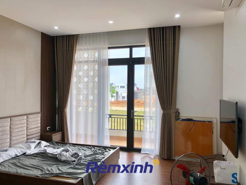 Chất liệu vải ảnh hưởng đến giá thành rèm cửa âm trần thạch cao