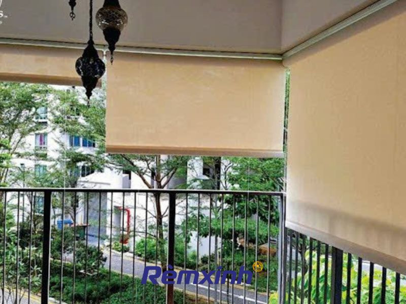Rèm bạt che nắng sử dụng lò xo