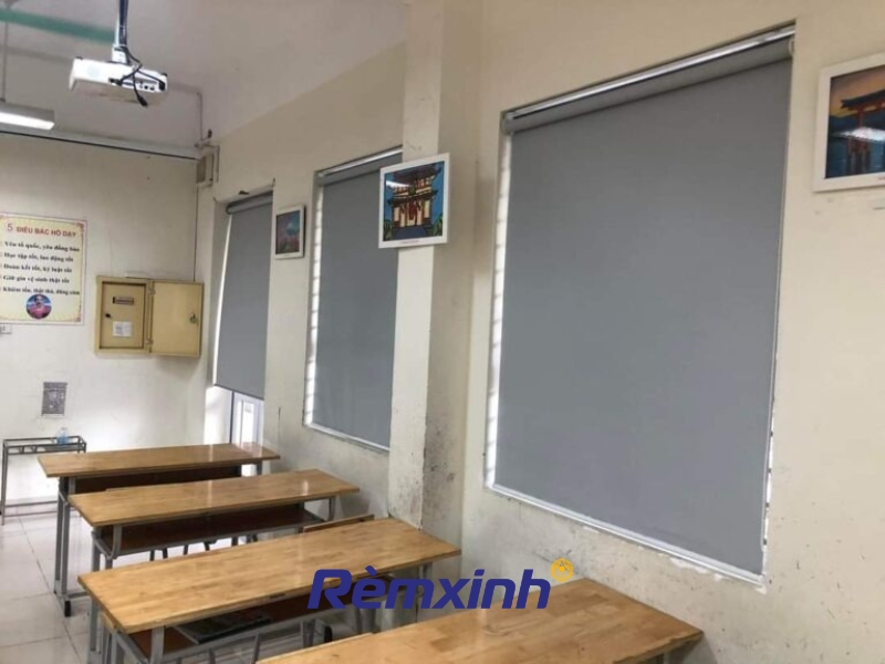 Rèm máng thường có khả năng che sáng vừa phải, tạo không gian thoáng và sáng tự nhiên.