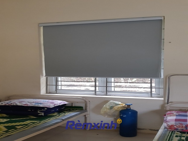 Rèm cuốn máng thường có giá thành rẻ hơn nhưng vẫn đảm bảo công năng che chắn cơ bản