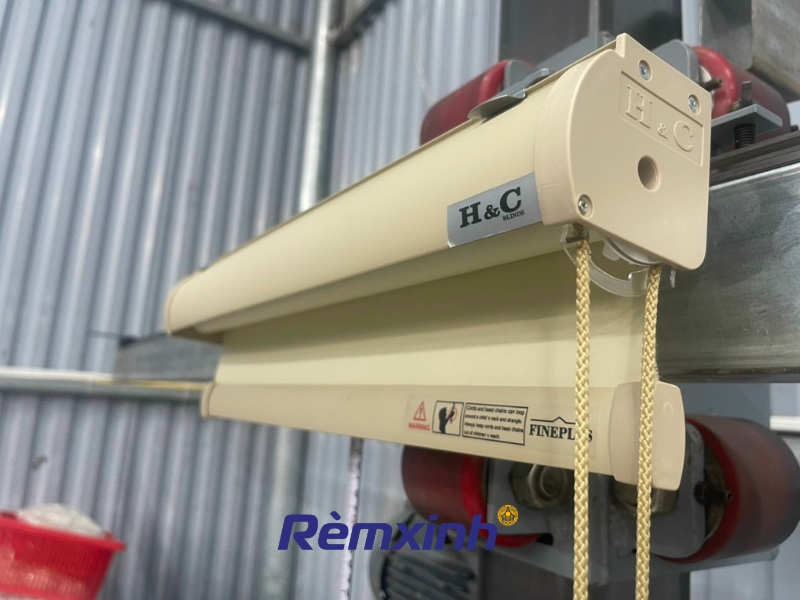 Rèm cầu vồng che sáng tối ưu, mang lại cảm giác riêng tư và thoải mái cho căn phòng