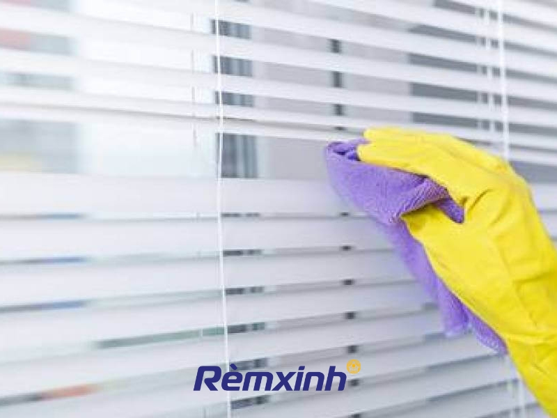 Vệ sinh rèm cửa bằng khăn ẩm hoặc vải mềm
