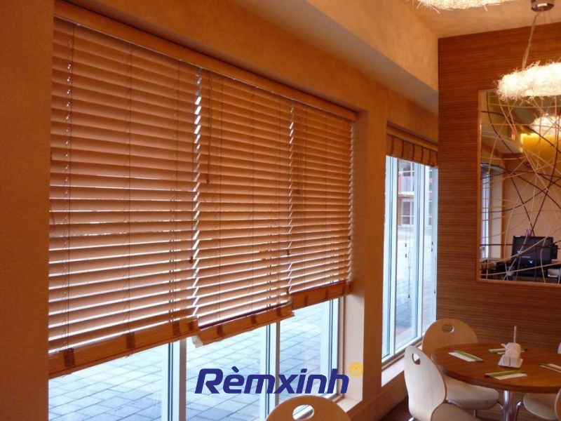 Rèm gỗ giúp không gian trở nên thanh lịch và ấm áp