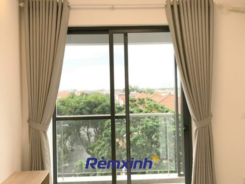Rèm vải chống nắng cách nhiệt dành cho gia đình có trẻ nhỏ, người già hoặc những ai muốn giữ không gian mát mẻ và tiết kiệm điện