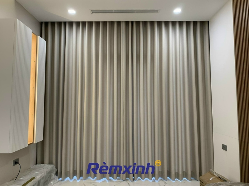 Rèm vải có khả năng kiểm soát ánh sáng, cho phép điều chỉnh mức độ sáng tối theo mong muốn