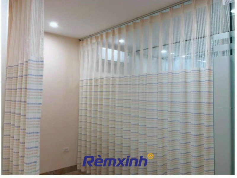Rèm vải ngăn phòng ngăn giường là một sản phẩm trang trí nội thất được sử dụng để tạo ra không gian riêng tư
