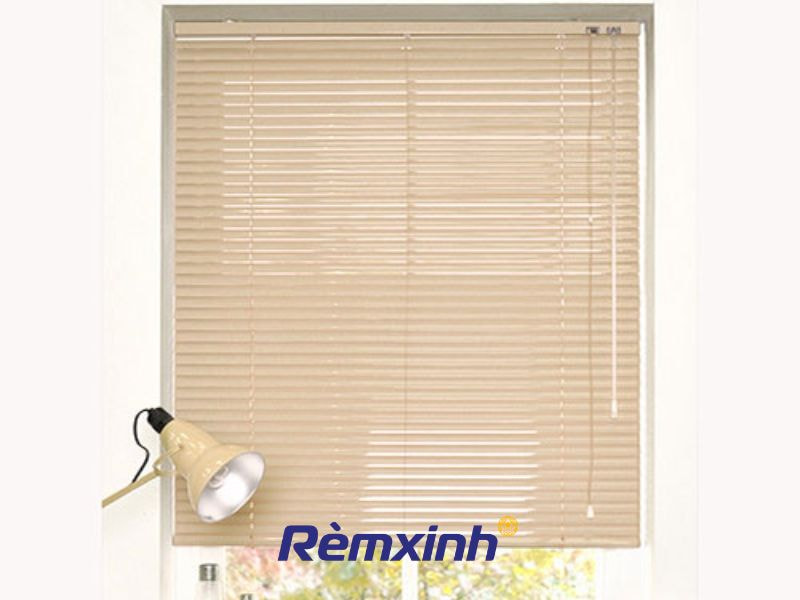 Thiết kế rèm gỗ với màu kem tinh tế