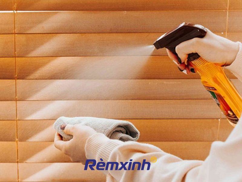 Đảm bảo vệ sinh rèm gỗ thường xuyên