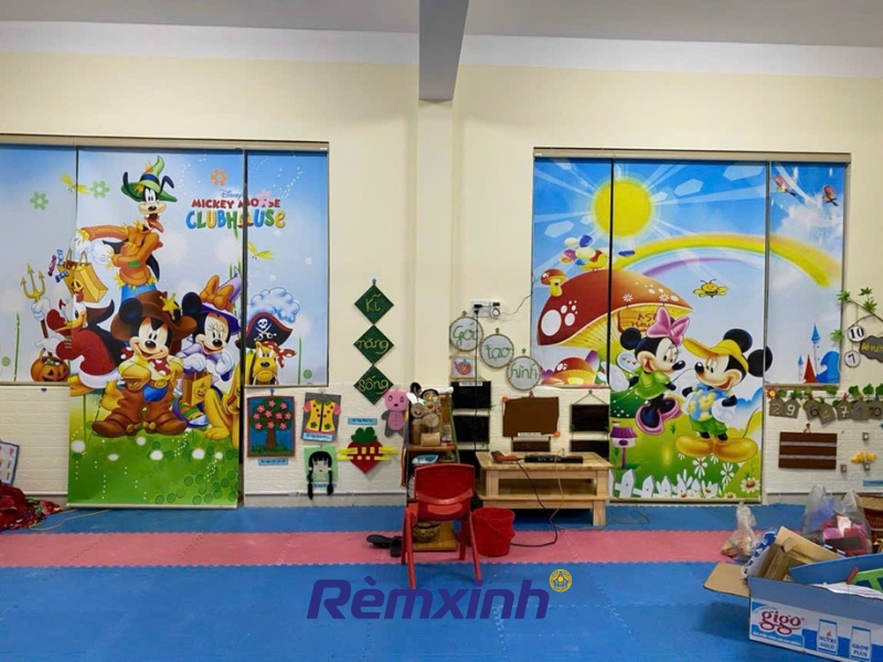 Rèm cuốn in tranh: chắn sáng, đẹp, gọn gàng, an toàn cho lớp học.