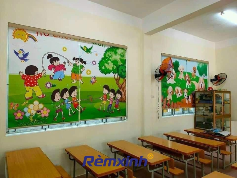 Chọn rèm cuốn in tranh phù hợp cửa, an toàn cho lớp học.