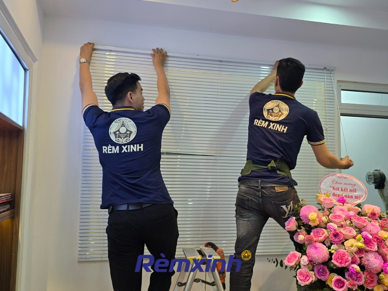 Quy trình lắp đặt rèm sáo nhôm chuyên nghiệp tại Rèm Xinh