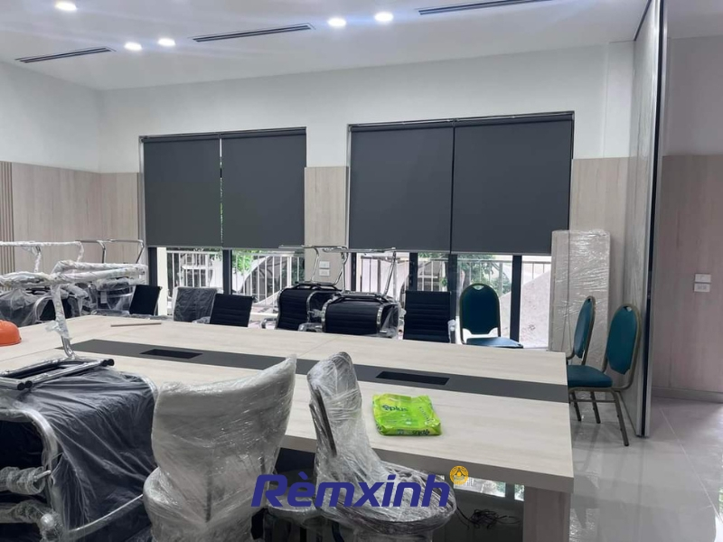 Rèm cuốn chống nắng - giải pháp tối ưu cho văn phòng kính mở