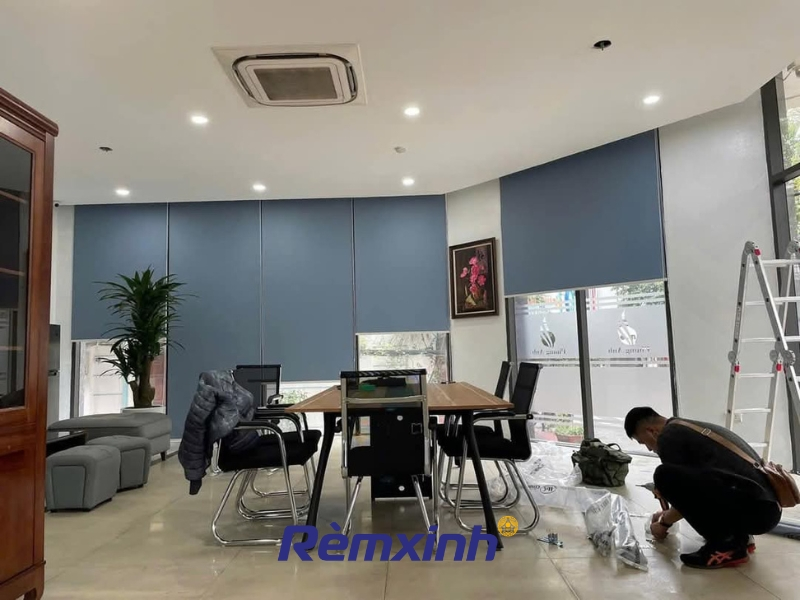Giải pháp rèm cuốn giúp tối ưu ánh sáng và thẩm mỹ văn phòng