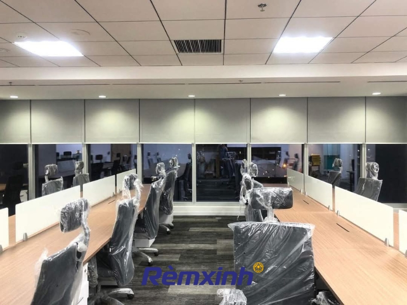 Lắp đặt rèm cuốn cao cấp giúp không gian làm việc chuyên nghiệp hơn