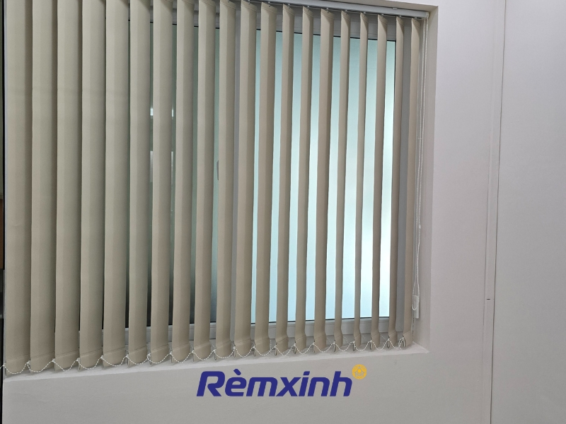 Rèm lá dọc giúp biệt thự sang trọng, điều tiết ánh sáng linh hoạt