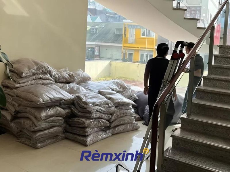 Đóng gói rèm vải chống ẩm, vận chuyển an toàn đến công trình.