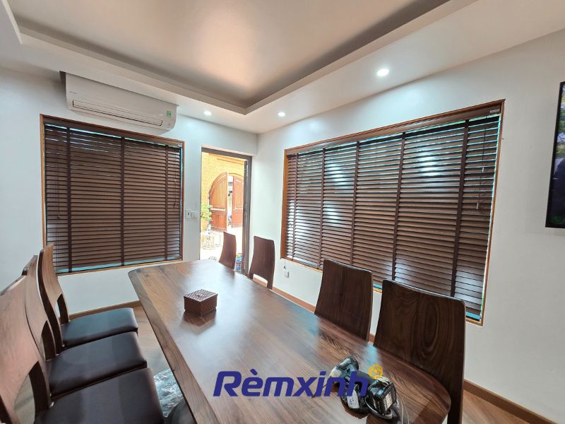 Mẹo chọn rèm gỗ phù hợp giúp không gian hài hòa và sang trọng hơn.