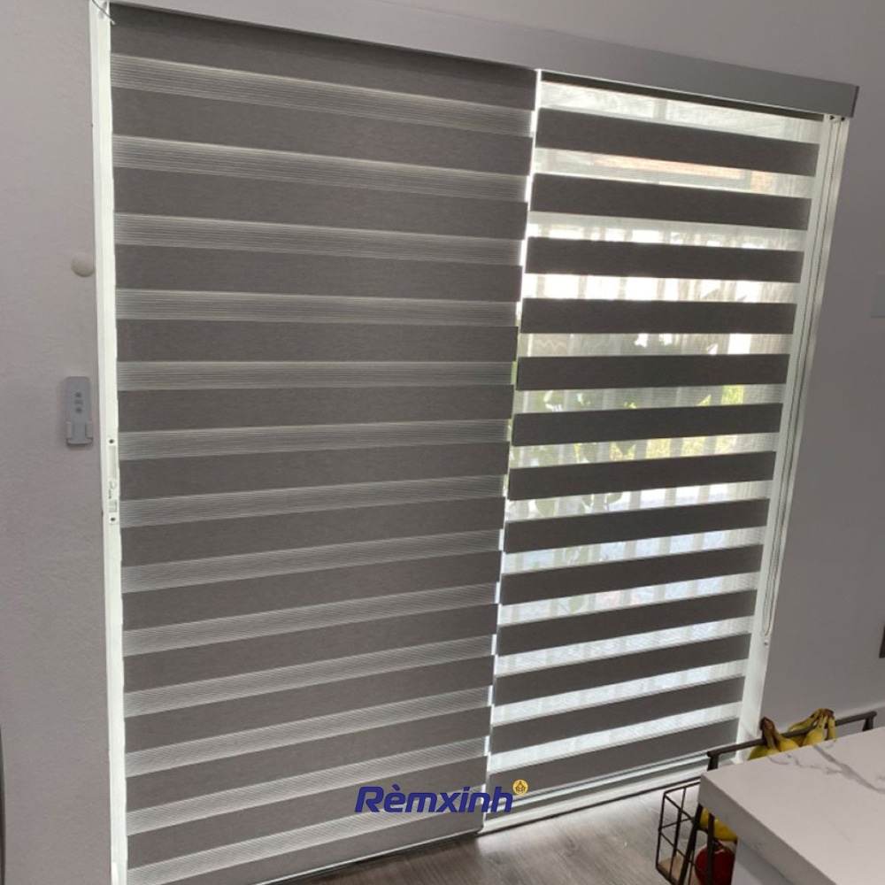 Cửa H&agrave;ng R&egrave;m Xinh