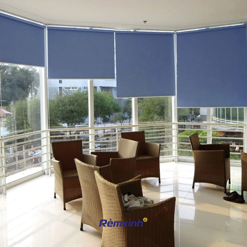 Mẫu rèm cuốn trơn đơn giản, tinh tế, che nắng hiệu quả