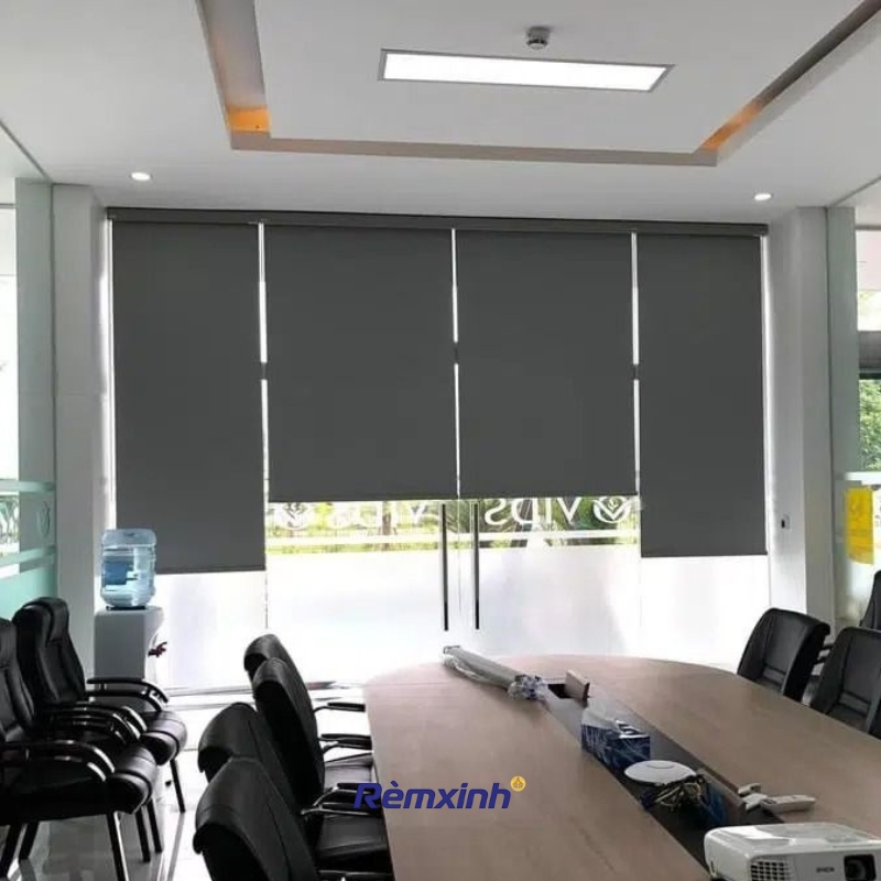 Rèm cuốn trơn mang đến không gian hiện đại và thoáng sáng