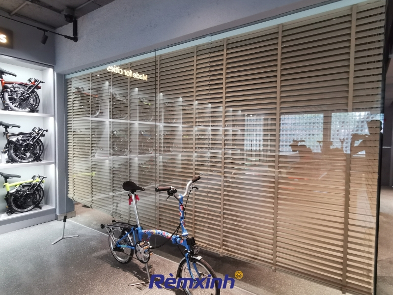 Rèm gỗ được lắp trong cửa hàng