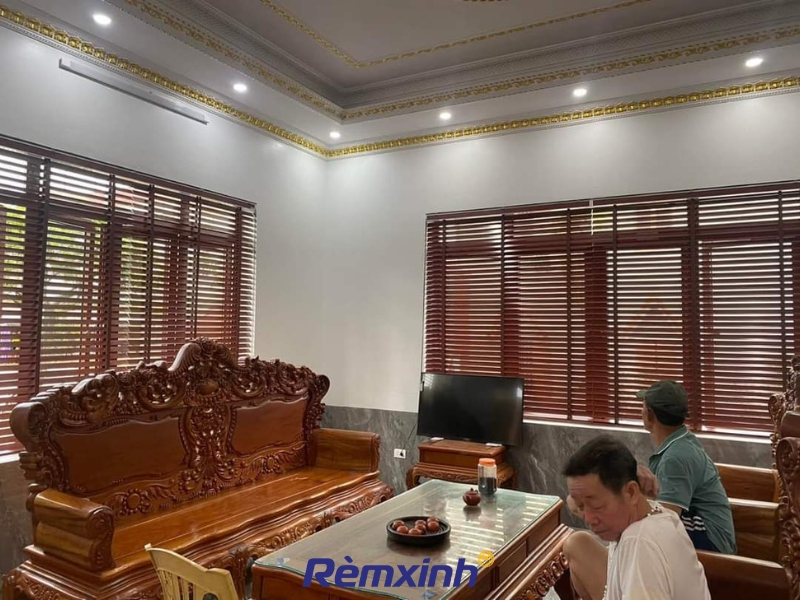  Rèm gỗ được lắp trong phòng khách
