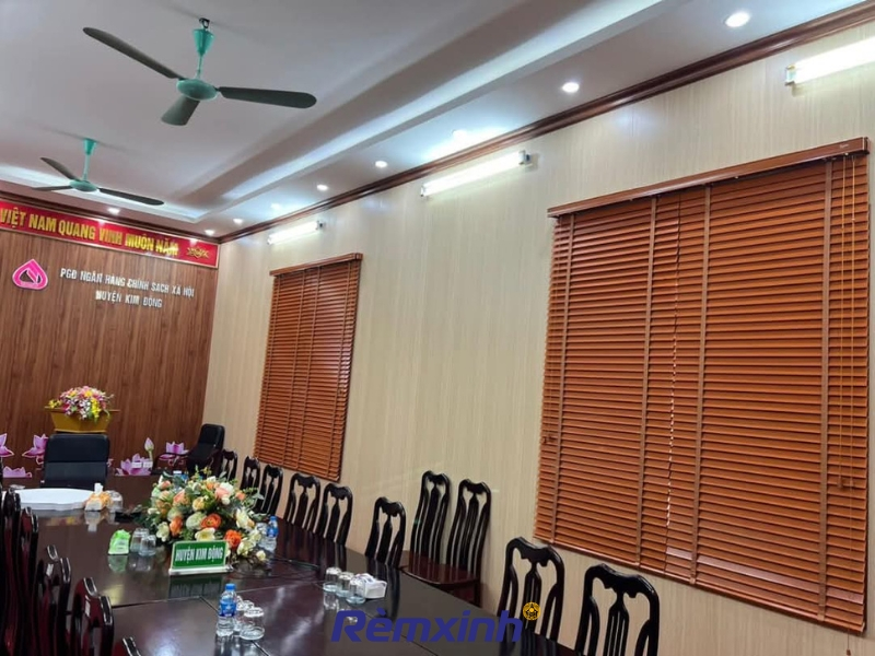 Rèm gỗ được lắp trong phòng làm việc