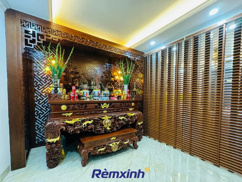 Rèm gỗ được lắp trong phòng thờ
