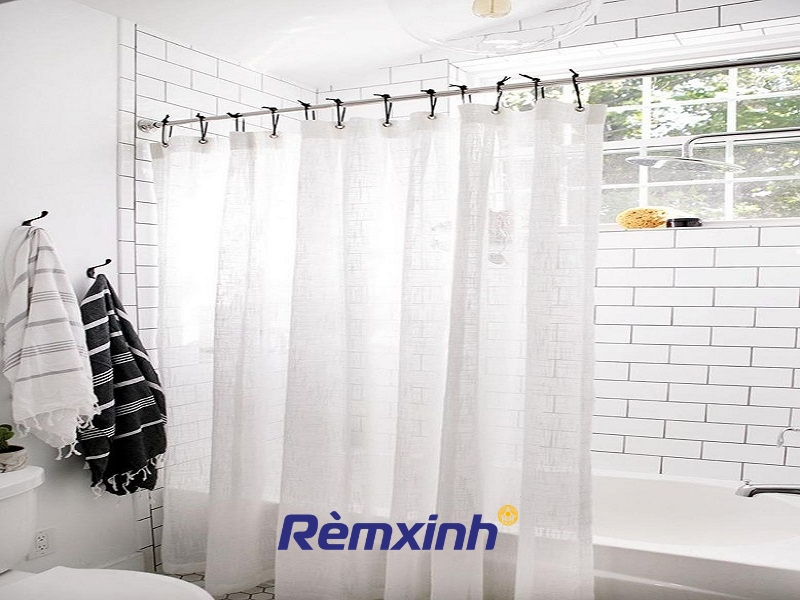 Chọn rèm đủ dài, gam màu tươi sáng tạo sự sạch sẽ và thoáng đãng cho phòng tắm