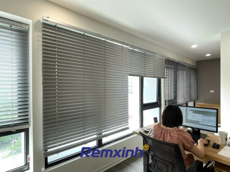 Rèm sáo nhôm là rèm được từ nhôm, dạng thanh ngang