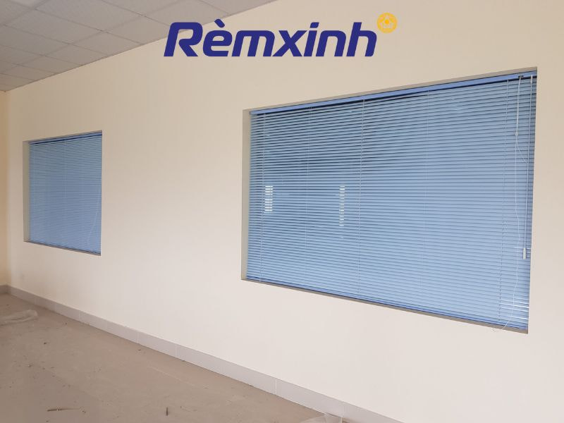 Cửa H&agrave;ng R&egrave;m Xinh