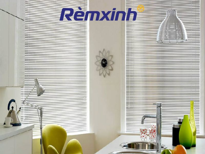 Cửa H&agrave;ng R&egrave;m Xinh