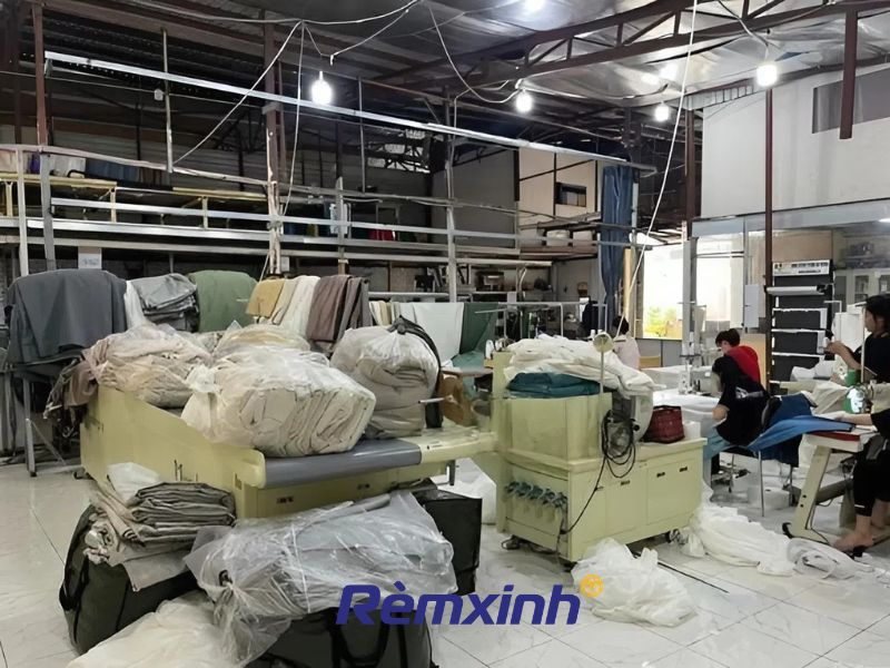 Kiểm tra kích thước rèm vải chuẩn xác trước khi giao hàng.