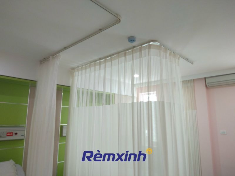 Rèm y tế chữ L