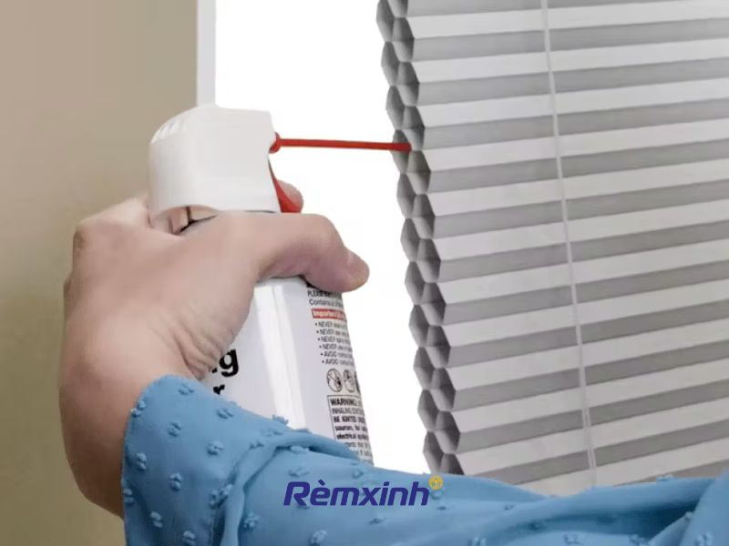 Vệ sinh rèm tổ ong phòng khách