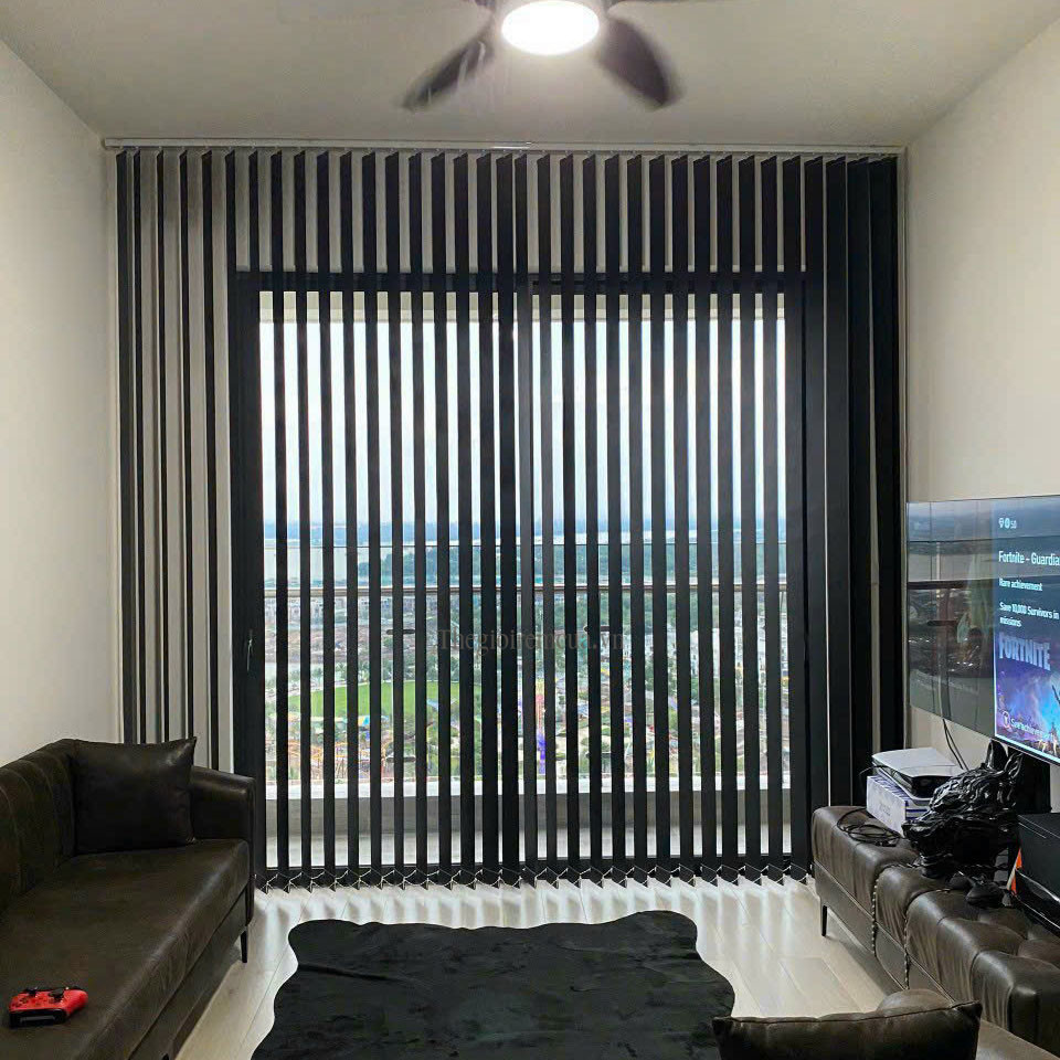 Thi công rèm cửa lá dọc màu đen phòng khách căn hộ Thi công rèm cửa lá dọc màu đen phòng khách căn hộ