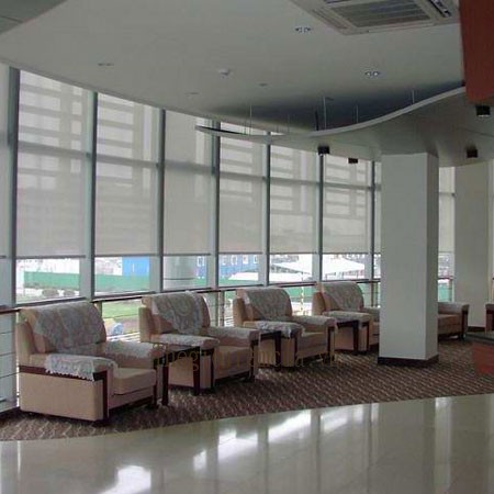 Mành cuộn lưới trơn kéo tay lỗ thoáng màu kem